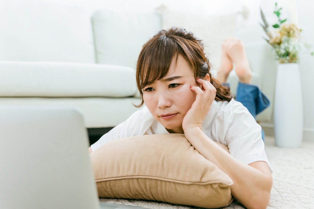座る, 人, 屋内, 若い が含まれている画像自動的に生成された説明