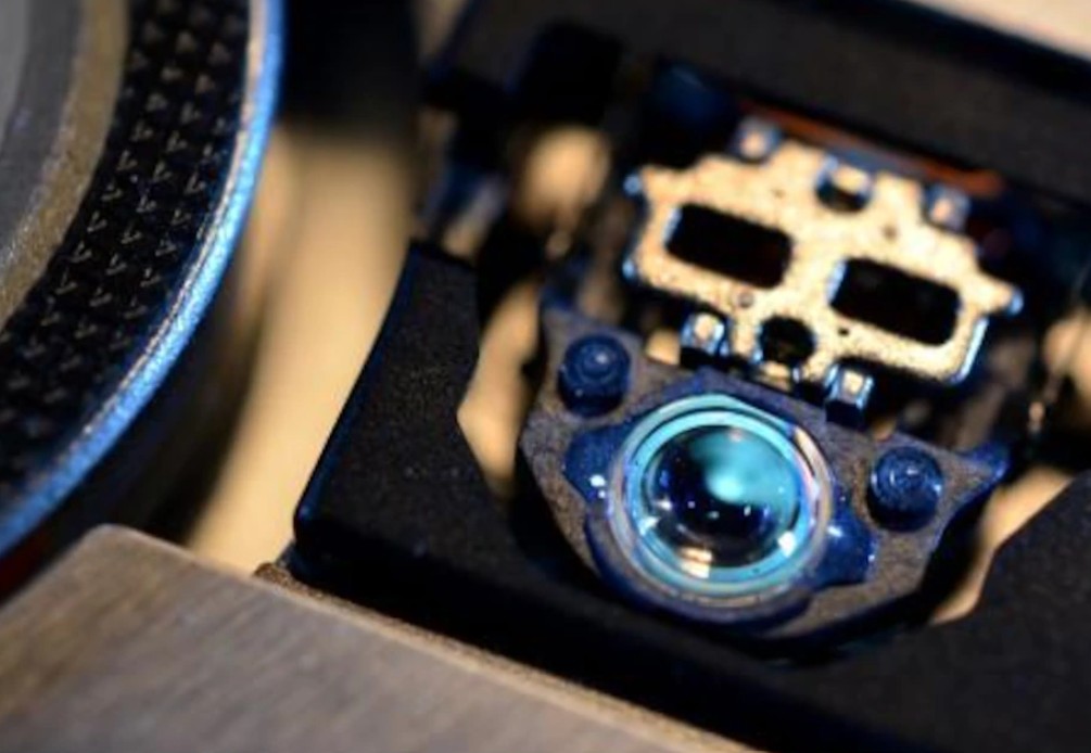 Vérifiez le plateau de chargement du lecteur DVD, la lentille laser et l'alignement du servo.